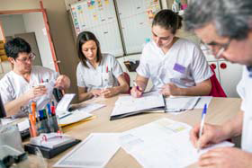 Réunion d'échanges entre professionnels de santé à l'hôpital