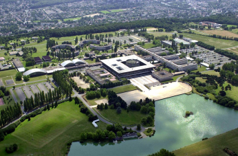 Photo d'une ville moderne entourée de verdure vue du ciel