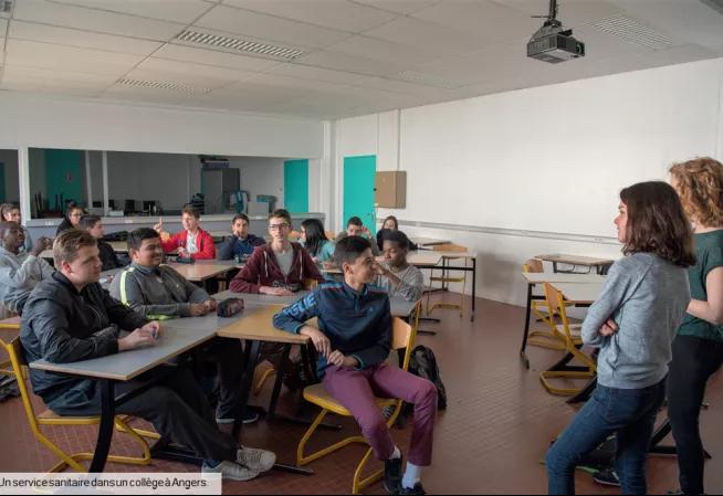 Photo d'une intervention de deux étudiantes en santé, dans un collège d'Angers