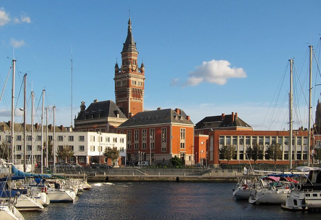 Photo de l'hôtel de ville de Dunkerque, depuis le port