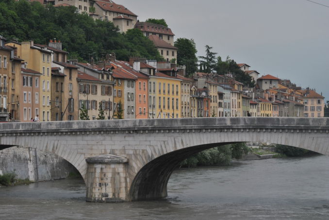 Photo de Grenoble, le long du pont