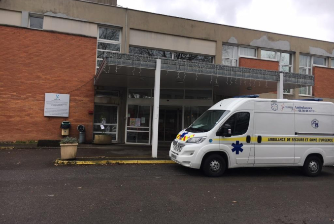 Ambulance garée devant un hopital