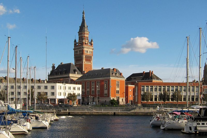 Photo de l'hôtel de ville de Dunkerque, depuis le port
