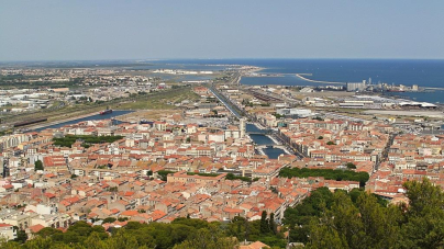 Photo aérienne d'une ville industrielle de bord de mer