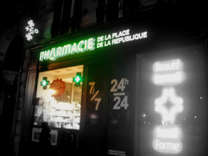 Photo d'une devanture de pharmacie ouverte la nuit