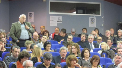 Photo d'une personne posant une question lors d'un débat public sur la santé