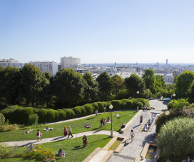 Photo aérienne d'un parc public avec des promeneurs