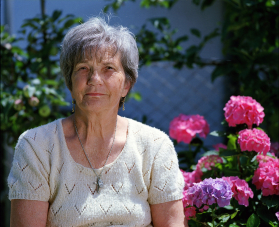Photo d'une senior dans son jardin