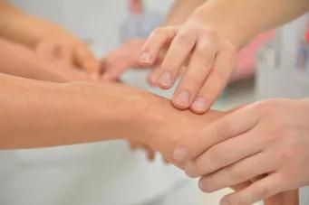 Gros plan de mains d'un médecin prenant les mains d'un patient