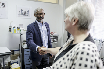 Photo d'un médecin inspecteur de santé publique dans l'exercice de ses missions auprès d'un médecin libéral