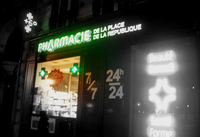 Photo d'une devanture de pharmacie ouverte la nuit