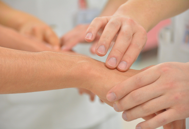 Gros plan de mains d'un médecin prenant les mains d'un patient