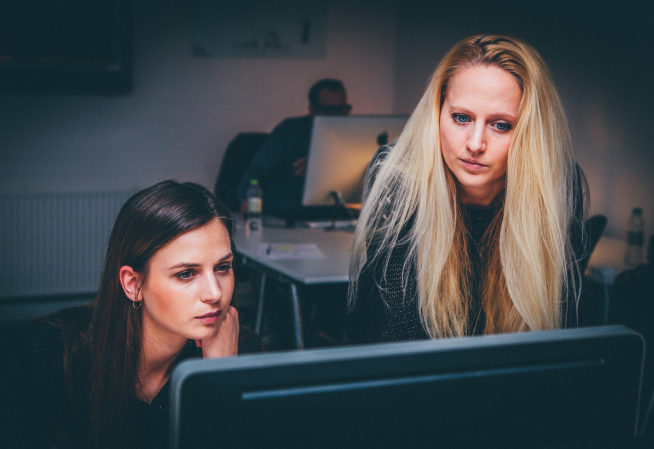 Photo de deux femmes qui travaillent devant un écran