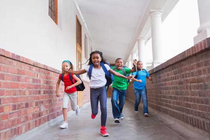 Enfants en train de courir