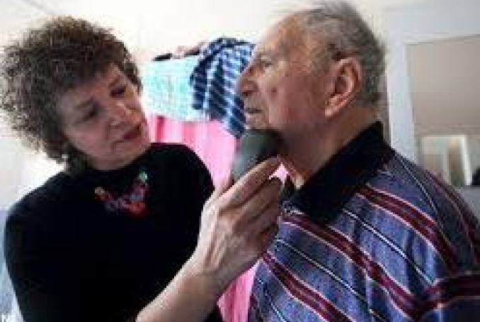 Photo d'une aide à domicile intervenant auprès d'une personne âgée