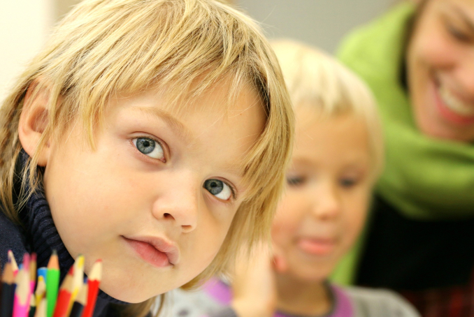 Photo en gros plan d'un enfant à l'école