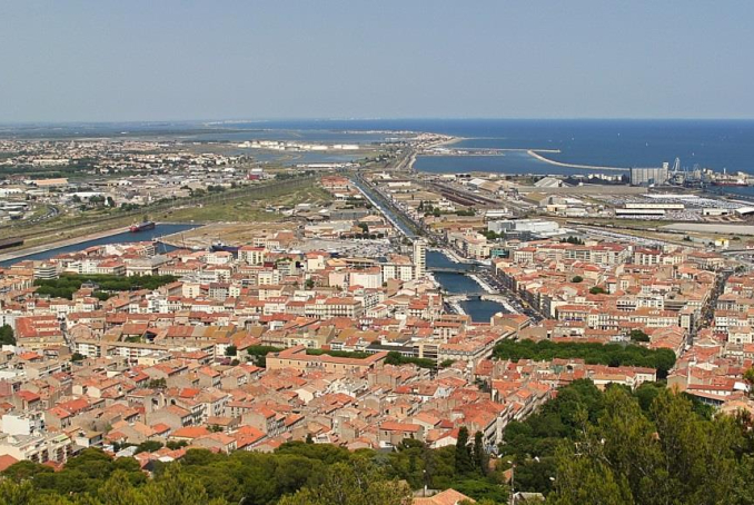 Photo aérienne d'une ville industrielle de bord de mer