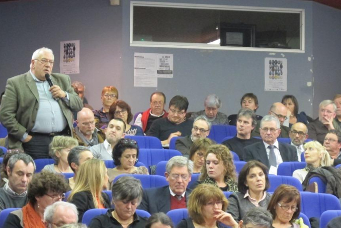 Photo d'une personne posant une question lors d'un débat public sur la santé