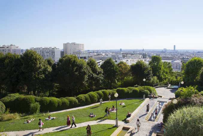 Photo aérienne d'un parc public avec des promeneurs