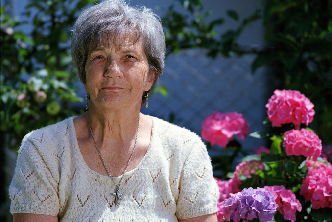 Photo d'une senior dans son jardin