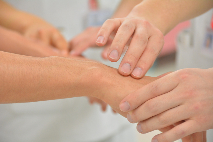 Gros plan de mains d'un médecin prenant les mains d'un patient