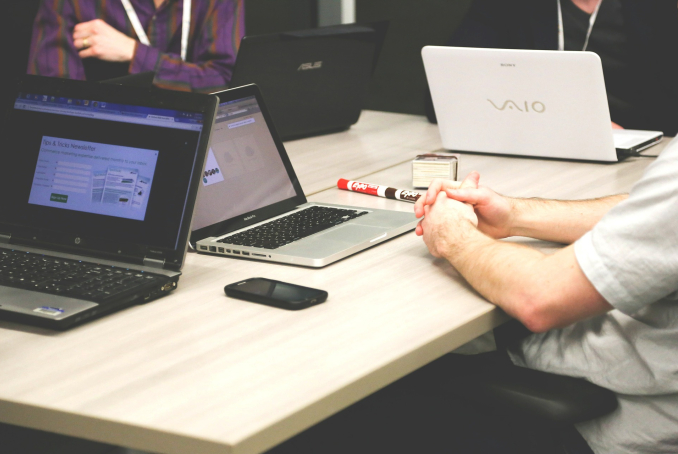 Photo d'une salle de travail, écran et  homme