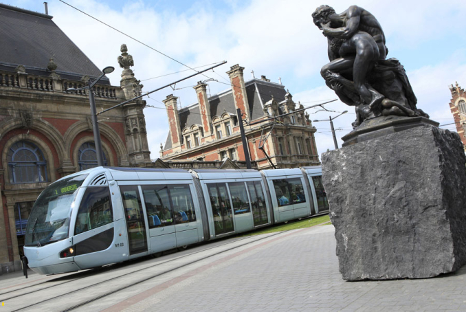 Photo d'un tramway dans une ville fra,çaise moyenne