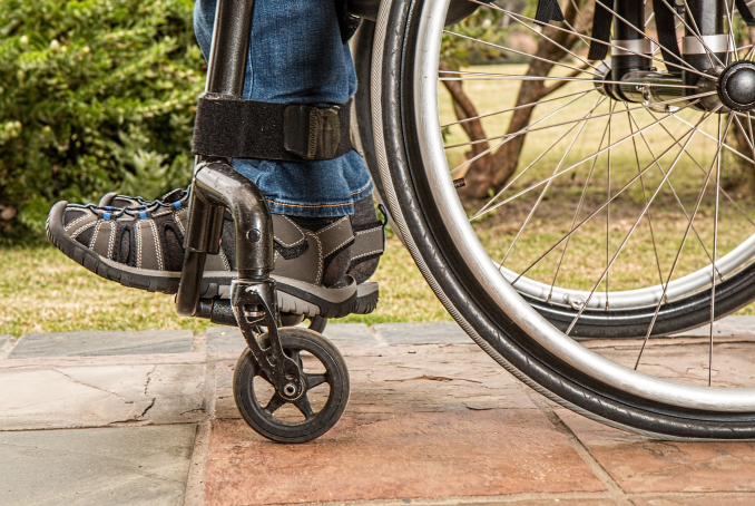 Gros plan sur les roues d'un fauteuil roulant