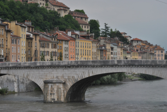 Photo de Grenoble, le long du pont