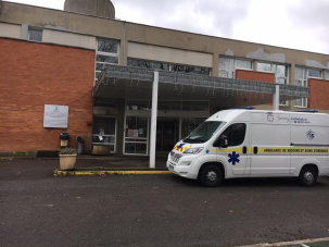 Ambulance garée devant un hopital