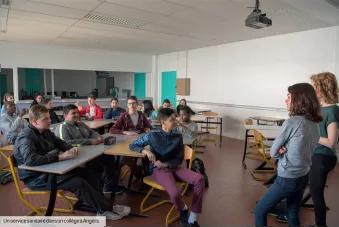 Photo d'une intervention de deux étudiantes en santé, dans un collège d'Angers
