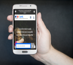Photo d'écran d'un téléphone portable connecté au site Santé.fr