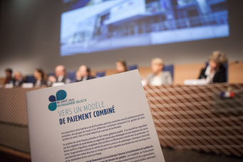 Photo prise lors de la remise du rapport de la mission Aubert en février 2019, montrant le rapport au premier plan