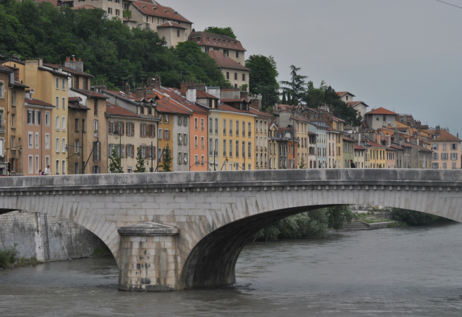 Photo de Grenoble, le long du pont