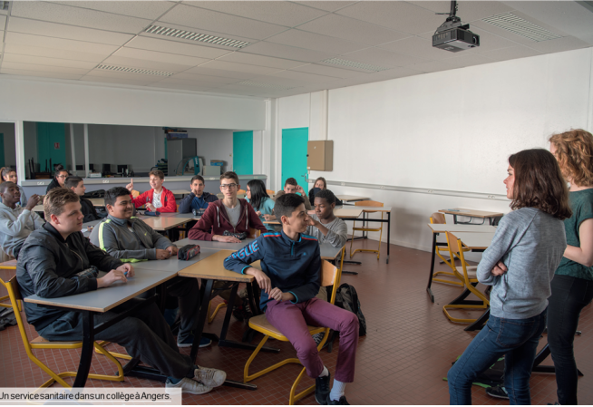 Photo d'une intervention de deux étudiantes en santé, dans un collège d'Angers