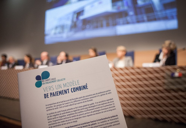 Photo prise lors de la remise du rapport de la mission Aubert en février 2019, montrant le rapport au premier plan