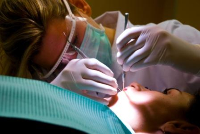 Photo d'un chirurgien dentiste soignant un patient