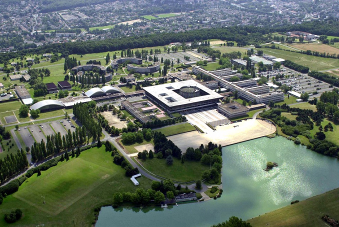 Photo d'une ville moderne entourée de verdure vue du ciel