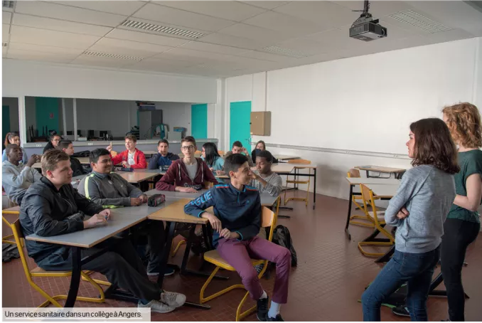 Photo d'une intervention de deux étudiantes en santé, dans un collège d'Angers