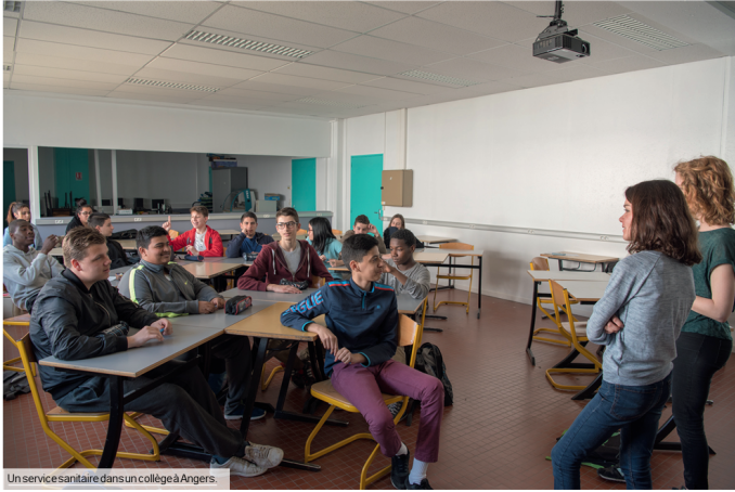 Photo d'une intervention de deux étudiantes en santé, dans un collège d'Angers