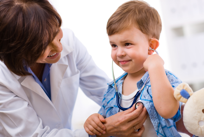Photo d'un enfant en consultation chez un médecin