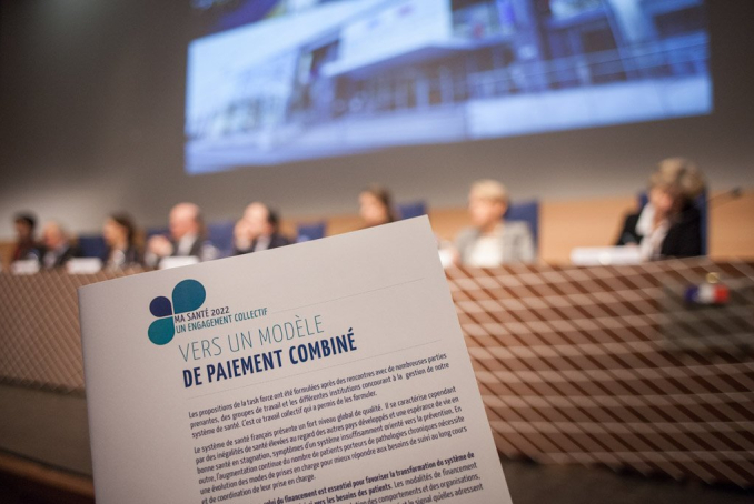 Photo prise lors de la remise du rapport de la mission Aubert en février 2019, montrant le rapport au premier plan