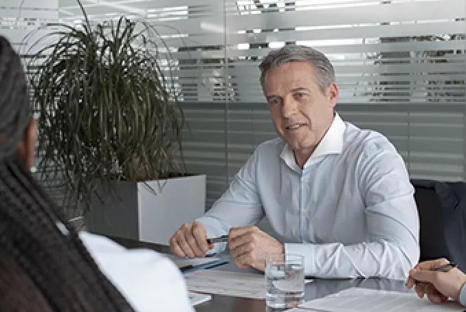 Personnes en réunion autour d'une table